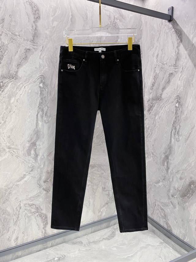 Dior 迪奥 2025秋冬最新推出男士牛仔裤新品！重工水洗牛仔面料，定制面料和一般牛仔布料比起来，更加柔软舒适！超重工洗水工艺 双工艺洗水 整条裤子，手感舒适