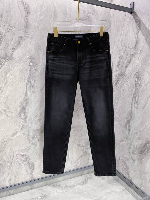 Louis Vuitton 2025秋冬新款腰带口袋印花小黑牛修身牛仔裤- 进口原版水洗弹力面料 原版五金辅料装Logo，版型修身超正 档次极高 定制纽扣 重度