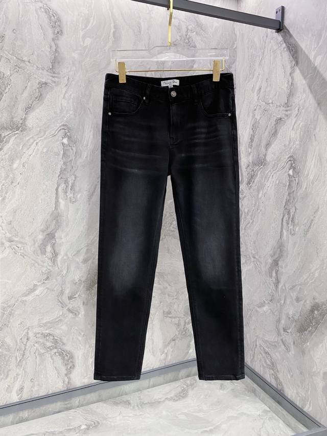 迪奥 2025早秋柜台同步在售的浮雕压花Logo小直筒水洗黑色 牛仔，以其精致的细节处理和卓越的工艺技术，展现了高端时尚的魅力。牛仔裤的整体设计采用了小直筒版型