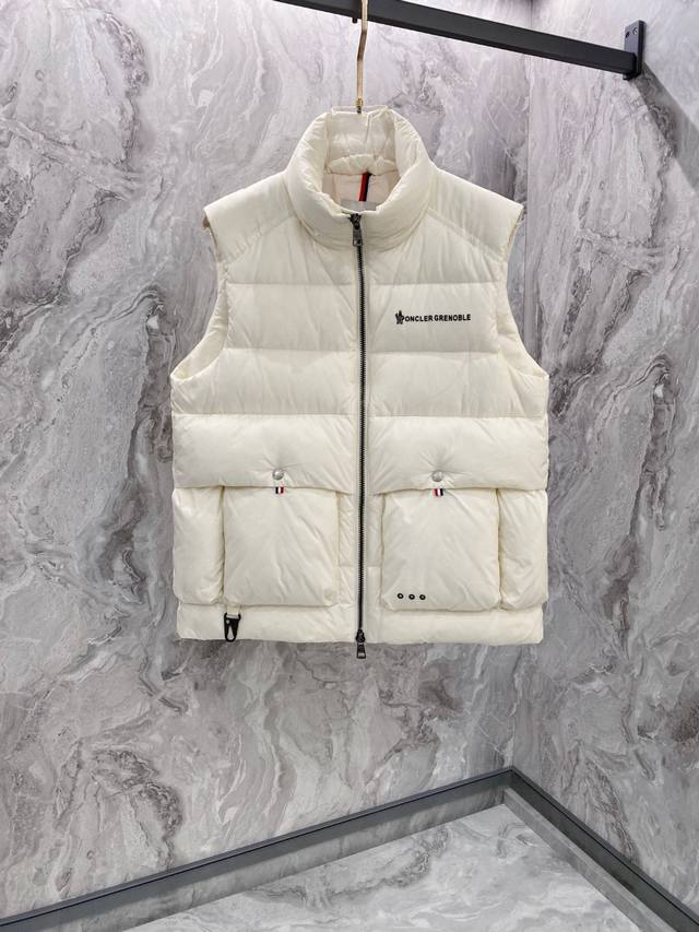 Moncler 蒙口 25年冬季新款羽绒马甲 立领羽绒马甲，原版订制五金配件，采用顶级90白鸭绒超柔软，上身效果超赞！ 颜色：黑色 米白 码数：48-56