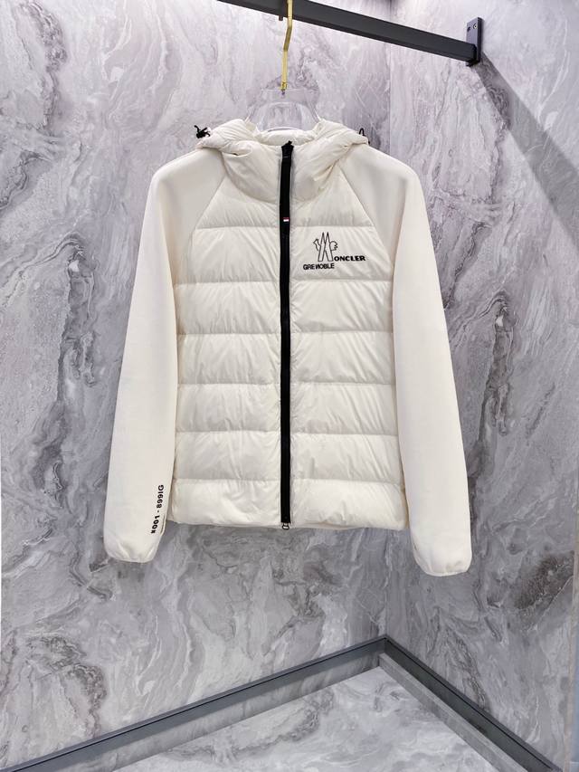 Moncler 蒙口 Fw2025新款连帽拼羽绒夹克外套。经典款，一件难求。采用原版定制面料，正身充90绒，拼接设计，时尚感满满，保暖度绝绝子；连帽设计，减龄帅