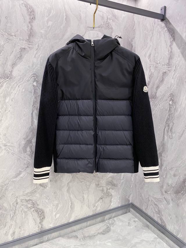 Moncler 蒙口 2025年秋冬新款羽绒服，针织连帽拼接羽绒服采用新国标95白鸭绒，秋冬新品内搭神器！在国内羽绒黑色都是走基础风格，可以单穿还可以搭配叠穿，