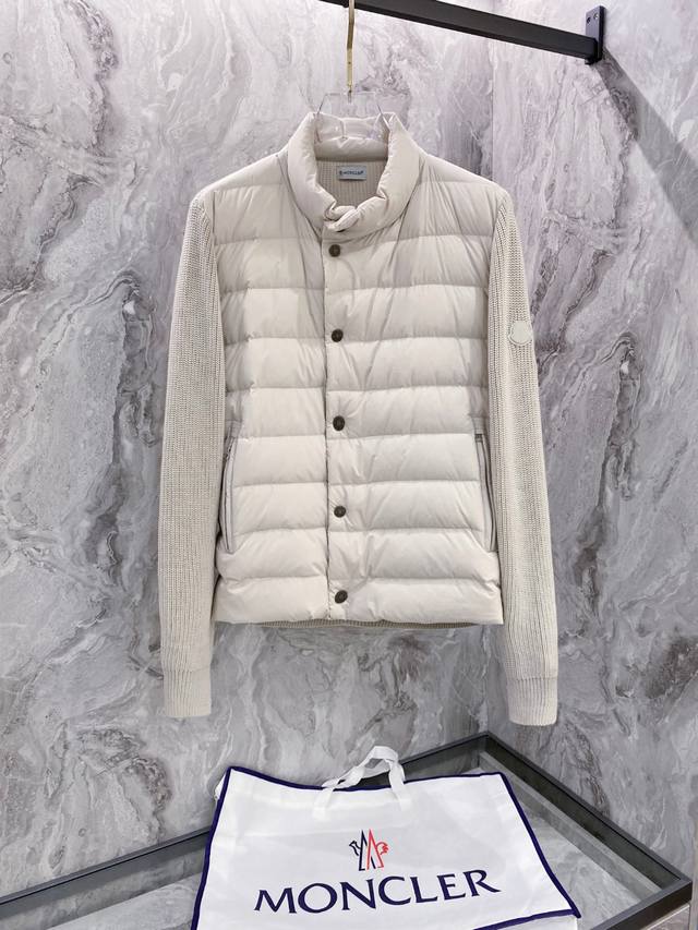 Moncler 蒙口 2025年秋冬新款羽绒服，针织拼接羽绒服采用新国标95白鸭绒，秋冬新品内搭神器！在国内羽绒黑色都是走基础风格，可以单穿还可以搭配叠穿，会更