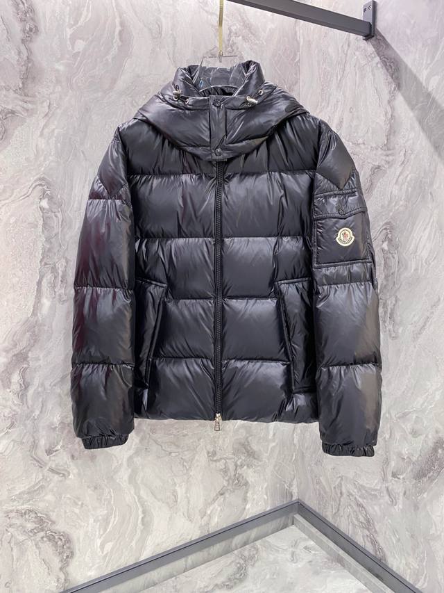 Moncler 蒙口2025秋冬新品发布，蒙口最新款亮光羽绒出货，柜上同步，面料及辅料全部订制，帽子可脱卸，面料涂层有股感，小暗格纹理，质感超强，内里填充新国标