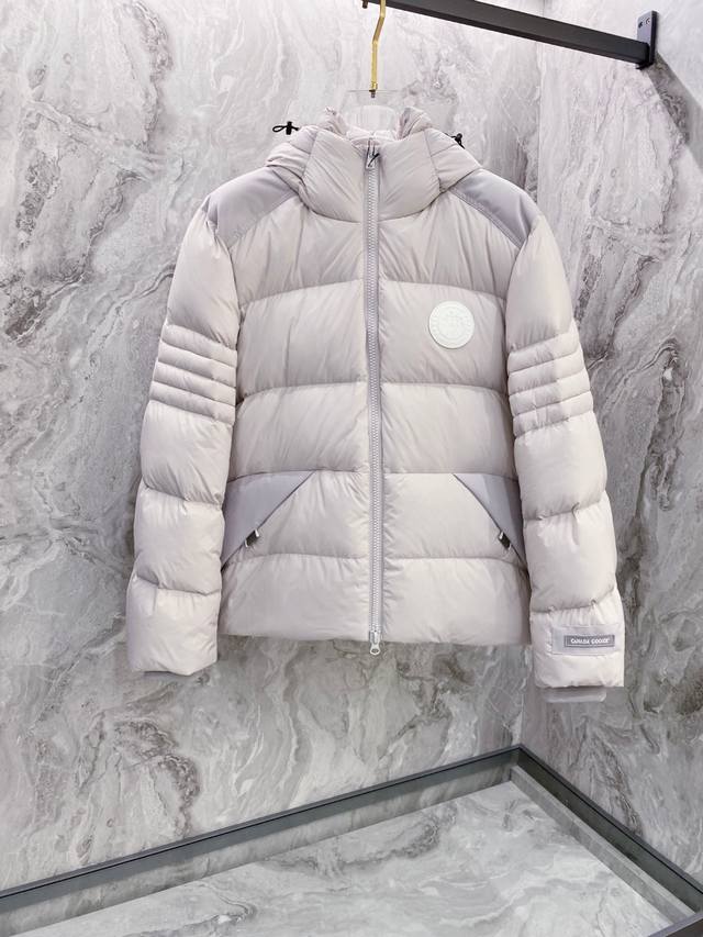 Canada Goose 加拿大鹅 Fw2025新款羽绒服。连帽设计，男女同款，时尚感满满。采用定制面料，防风防雨，保暖有型；内充90绒，蓬松保暖；胸前饰以品牌