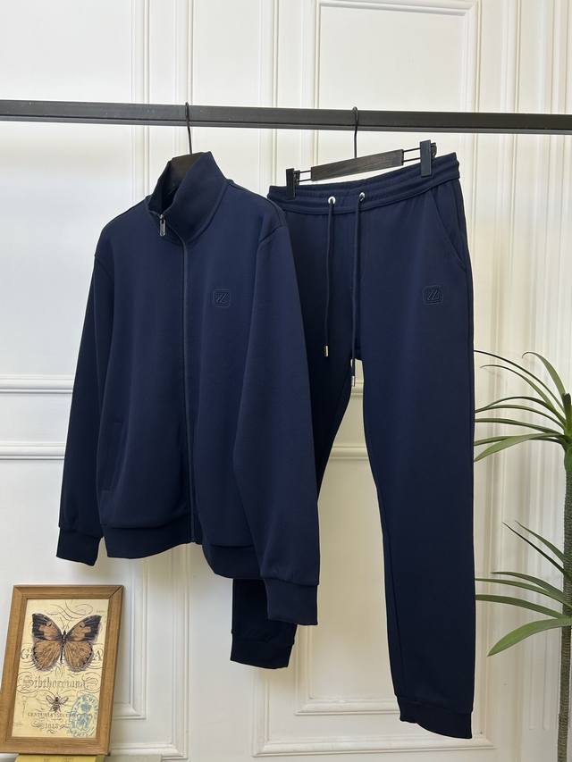 新品Zegna杰尼亚、外套p 卫裤p260秋冬新品推出这套立领拉链外套与休闲长裤空气层套装，完美诠释低调奢华的现代风格。上衣采用立体剪裁的立领设计，搭配顺滑拉链