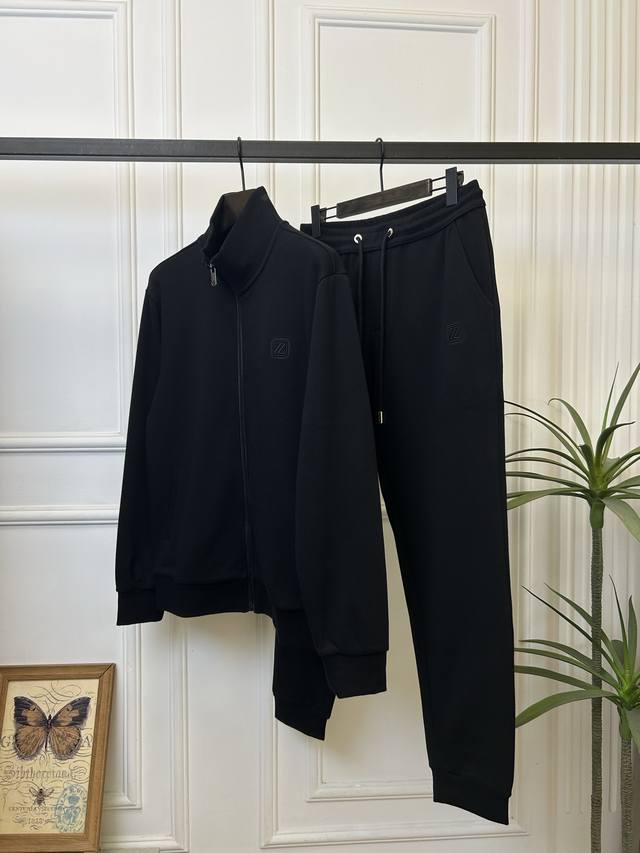 新品Zegna杰尼亚、外套p 卫裤p260秋冬新品推出这套立领拉链外套与休闲长裤空气层套装，完美诠释低调奢华的现代风格。上衣采用立体剪裁的立领设计，搭配顺滑拉链