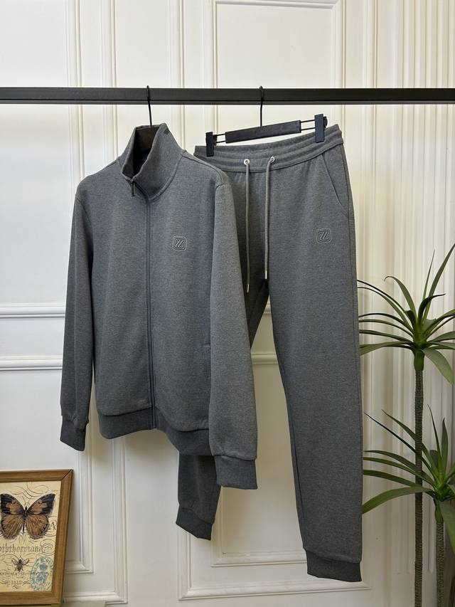 新品Zegna杰尼亚、外套p 卫裤p260秋冬新品推出这套立领拉链外套与休闲长裤空气层套装，完美诠释低调奢华的现代风格。上衣采用立体剪裁的立领设计，搭配顺滑拉链