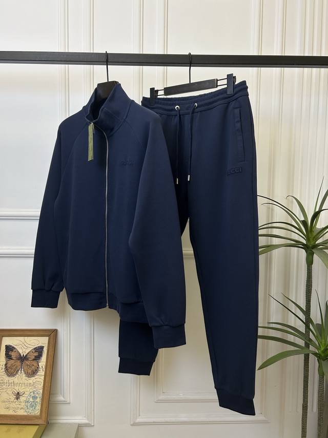 新品Gucc古驰套装、外套p ，卫裤p260秋冬新品 Gu暖棕休闲套装。 这款暖棕色套装由立领拉链外套与抽绳束脚裤组成整体造型。外套采用立体剪裁搭配顺滑拉链开合