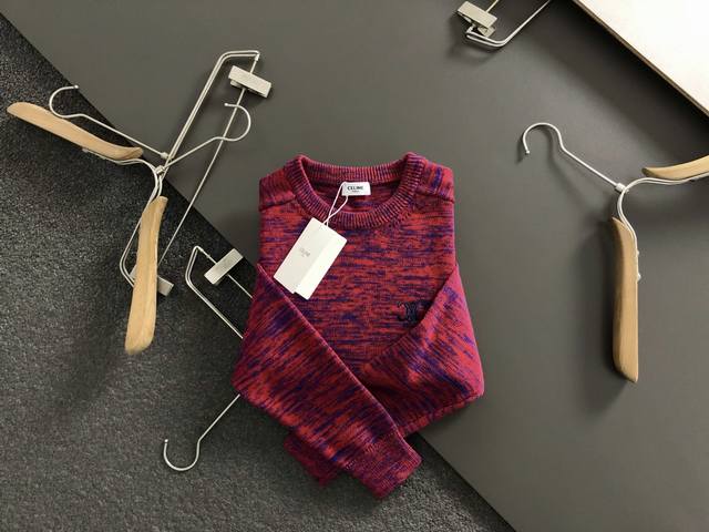 Cin*合身版型S-Xl 2025秋冬潮牌羊毛衫，以红色花纱刺绣点缀为主调，巧妙融入插肩袖花纱面料元素，打破传统羊毛的单调感，彰显个性与不羁。立体剪裁贴合身形，