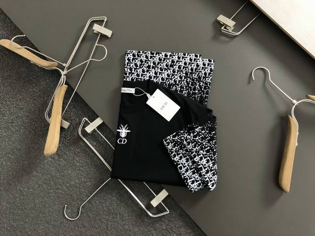 Dir*正码正牌S-Xl 2026春夏短袖，重工小蜜蜂Cd字母精工刺绣为主调，巧妙融入字母排列元素，打破传统短袖的单调感，彰显个性与不羁。立体剪裁贴合身形，设计