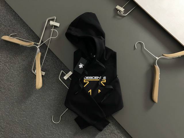 Dst*合身版型M-Xxxl 2025秋冬潮牌卫衣，以经典骑士印花为主调，巧妙融入撞色元素，打破传统卫衣的单调感，彰显个性与不羁。立体剪裁贴合身形，设计利落有型