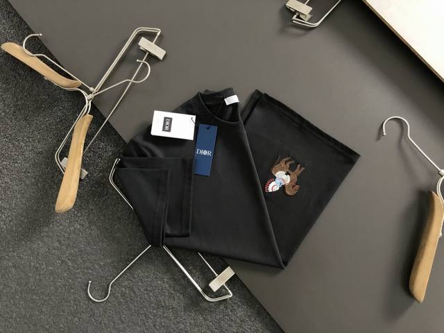 Dir*正码正牌S-Xl 2026春夏短袖，重工马年刺绣字母精工刺绣为主调，巧妙融入多色彩元素，打破传统短袖的单调感，彰显个性与不羁。立体剪裁贴合身形，设计利落