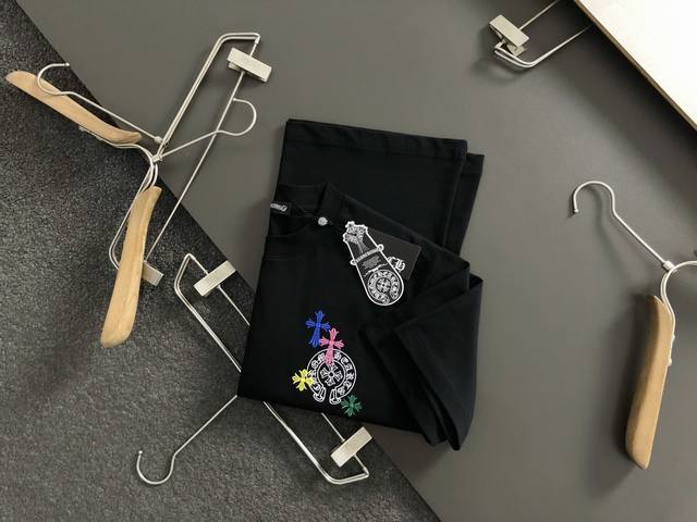 Ch*正码正牌S-Xl 2026春夏短袖，重工梵文彩色精工刺绣为主调，巧妙融入最新流行元素，打破传统短袖的单调感，彰显个性与不羁。立体剪裁贴合身形，设计利落有型