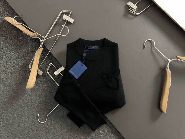 L牌*微宽版型M-Xxxl 2025秋冬圆领羊毛衫，以立体绣花点缀为主调，融入专柜老花元素，打破传统羊毛的单调感，彰显个性与不羁。立体剪裁贴合身形，设计利落有型