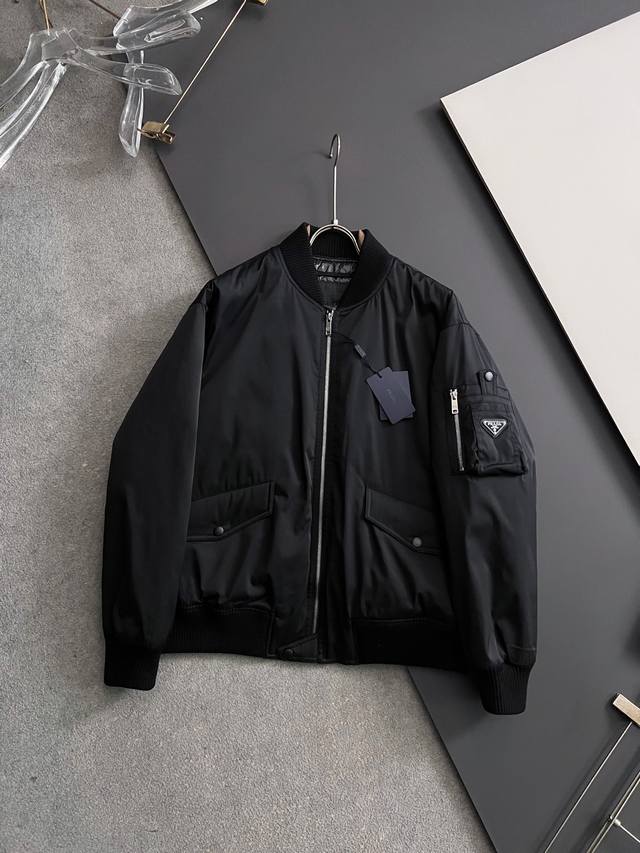 prad*、2025秋冬新款羽绒服 原版1:1订制五金配件全进口原版定制 欢迎专柜对比 绝对的高品质 采用国标白鸭绒 超柔软 充羽量蓬松饱满 超级重工 面料做工