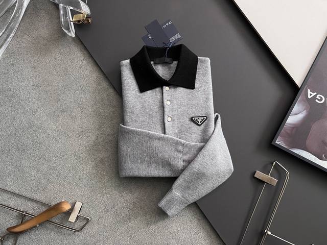 prad*25年度爆款秋冬新款针织衫羊毛和山羊绒混纺嵌花编织面米 这款针织衫是二零二六春季新品，采用羊毛和山羊绒混纺嵌花编织面料精心制作，时尚廓形搭配罗纹饰边，