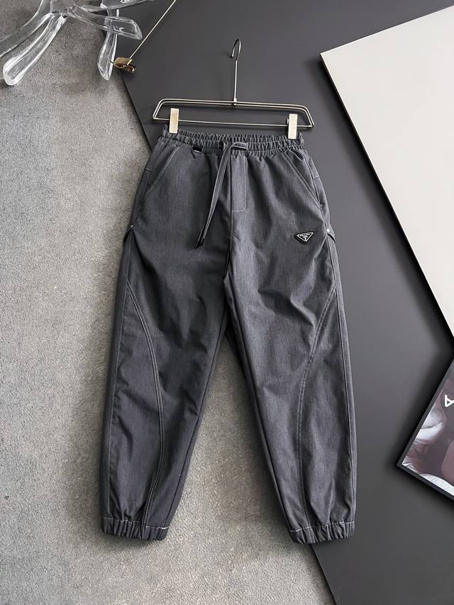 prad*羽绒裤巨保暖 2025Fw入冬装备 硬壳挡风90％白鸭绒填充 压缩后能马上立马回弹起来 蓬松轻盈 上身保暖有型 又不会有负重感 实穿性非常强 丝毫不显