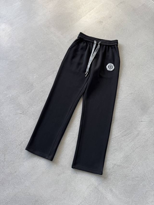 迪奥 Dior 2025Ss秋冬加绒 直筒微阔版型保暖不显臃肿 新品时尚直筒休闲裤，臻选优质纯棉加绒面料打造，保暖舒适，精工密针刺绣标识，缔造简约线条感，版型不