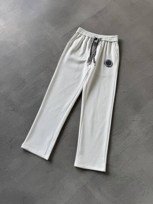 迪奥 Dior 2025Ss秋冬加绒 直筒微阔版型保暖不显臃肿 新品时尚直筒休闲裤，臻选优质纯棉加绒面料打造，保暖舒适，精工密针刺绣标识，缔造简约线条感，版型不