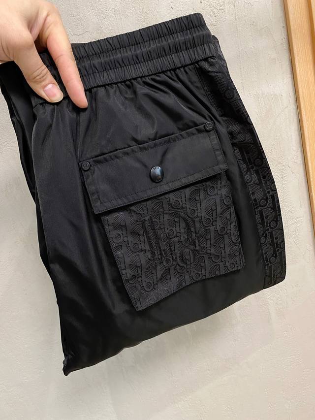 Dior 迪奥 2025Ss秋冬新品 男士精品休闲裤顶级面料休闲裤，最新款上身版型无敌正绝对可以闭眼收的一款此款裤子非常百搭，弹力腰围,日常上班户外运动都可以穿