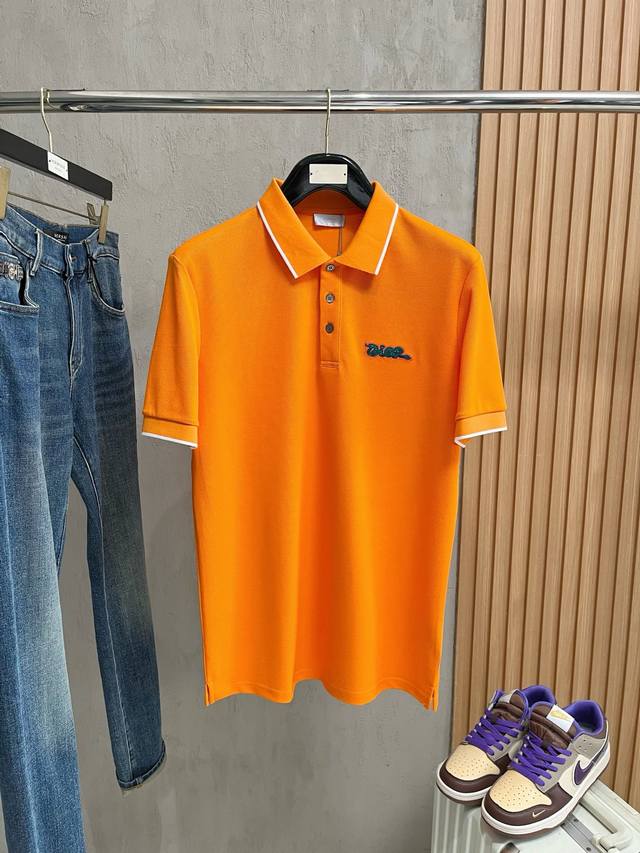 迪奥 2026春夏新款男士标识短袖polo衫，延续经典商务休闲翻领polo恤.该款polo衫采用丝光双面棉质珠地面料制成，隽永设计可跨越时尚潮流。经典款型，品牌