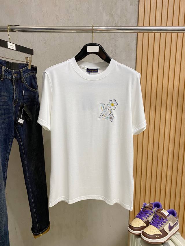 Lv 2026春夏新款男女同款短袖T恤，最新款全网独家首上！！~既经典有时尚百搭，谁不爱啊，将经典再次展现，非常的耐看，自带低奢光环与辨识度！传统的品牌理念和现