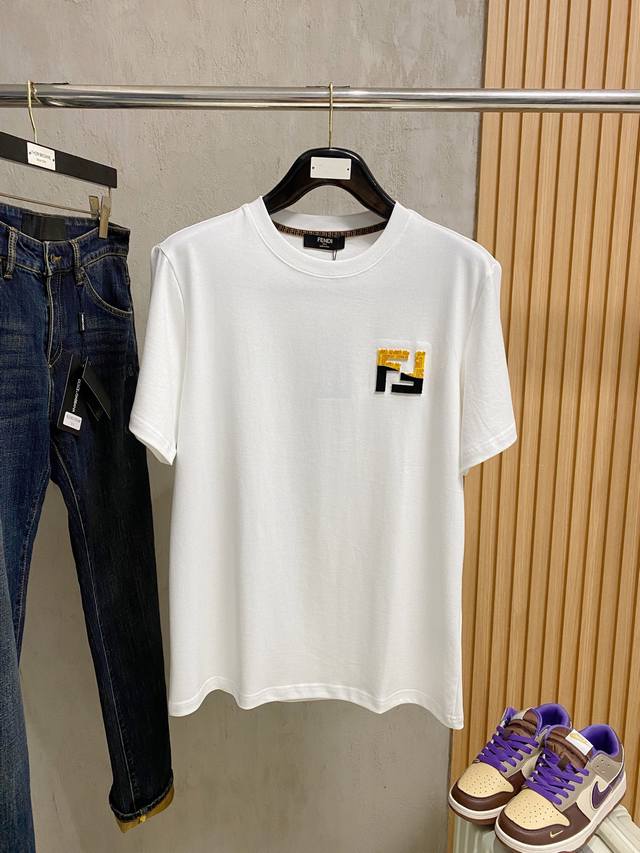 Fendi 2026春夏新款男女同款短袖T恤，最新款全网独家首上！！~既经典有时尚百搭，谁不爱啊，将经典再次展现，非常的耐看，自带低奢光环与辨识度！传统的品牌理