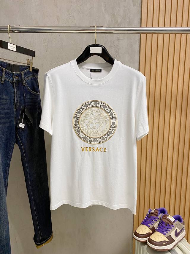 Versace 2026春夏新款男女同款短袖T恤，最新款全网独家首上！！~既经典有时尚百搭，谁不爱啊，将经典再次展现，非常的耐看，自带低奢光环与辨识度！传统的品