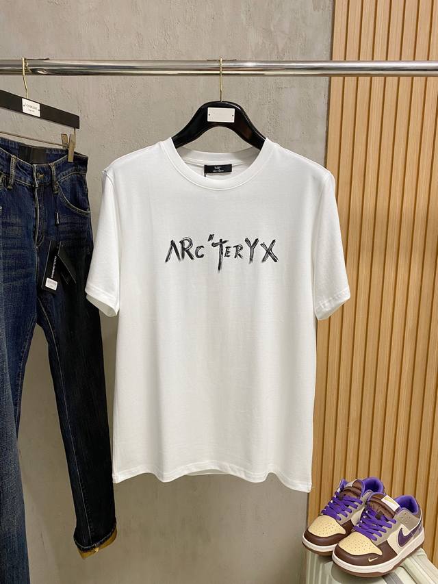 始祖鸟 2026春夏新款男女同款短袖T恤，最新款全网独家首上！！~既经典有时尚百搭，谁不爱啊，将经典再次展现，非常的耐看，自带低奢光环与辨识度！传统的品牌理念和