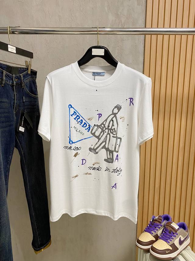 prada 2026春夏新款男女同款短袖T恤，最新款全网独家首上！！~既经典有时尚百搭，谁不爱啊，将经典再次展现，非常的耐看，自带低奢光环与辨识度！传统的品牌理