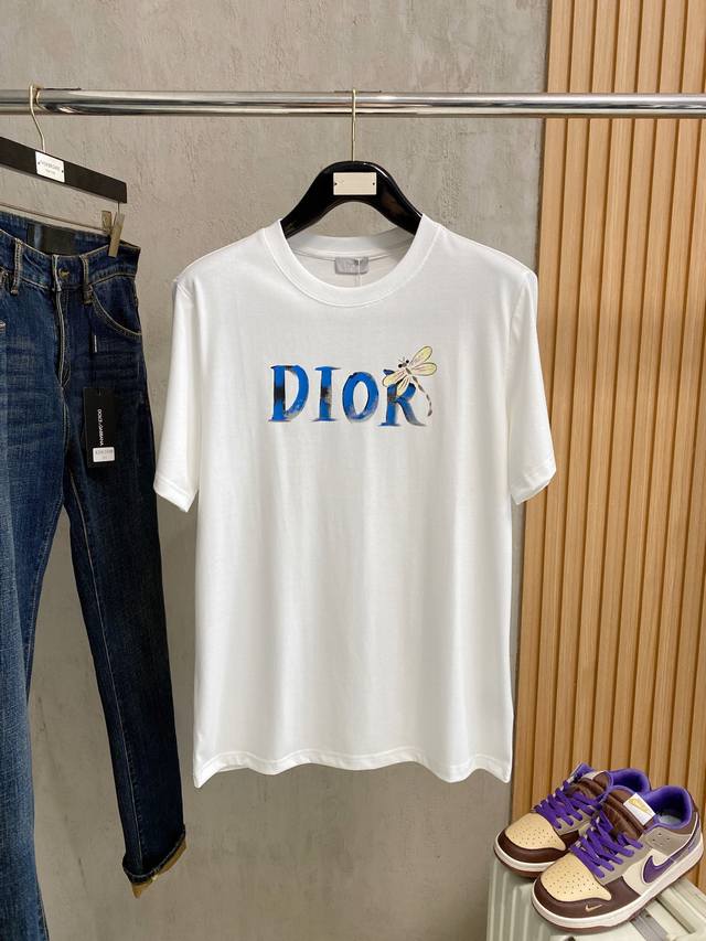 迪奥 2026Ss蛇年贺岁款春夏精品短袖T恤 官网同步 高端品质 定制顶级纯棉面料，顶级大厂1:1制作，时尚大牌重工艺Logo设计，手感柔软细腻 穿着亲肤舒适