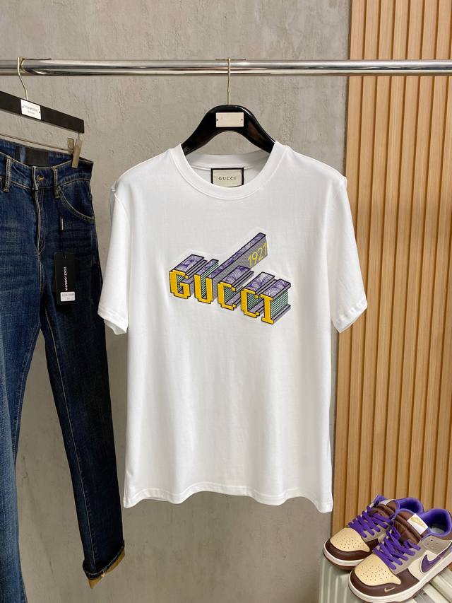 古驰 2026Ss蛇年贺岁款春夏精品短袖T恤 官网同步 高端品质 定制顶级纯棉面料，顶级大厂1:1制作，时尚大牌重工艺Logo设计，手感柔软细腻 穿着亲肤舒适