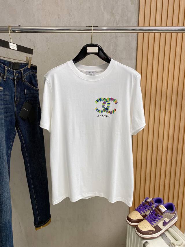 Cha# 2026春夏新款首发专柜最新款短袖圆领T恤 高端订制 设计前卫时尚！品牌Logo重工艺设计 高端定制230克面料.手感柔软.穿着舒适.专柜级别精致车线