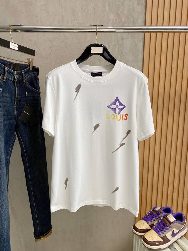 Lv# 2026春夏新款首发专柜最新款短袖圆领T恤 高端订制 设计前卫时尚！品牌Logo重工艺设计 高端定制230克面料.手感柔软.穿着舒适.专柜级别精致车线.