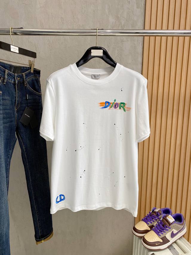 Dr# 2026春夏新款首发专柜最新款短袖圆领T恤 高端订制 设计前卫时尚！品牌Logo重工艺设计 高端定制230克面料.手感柔软.穿着舒适.专柜级别精致车线.