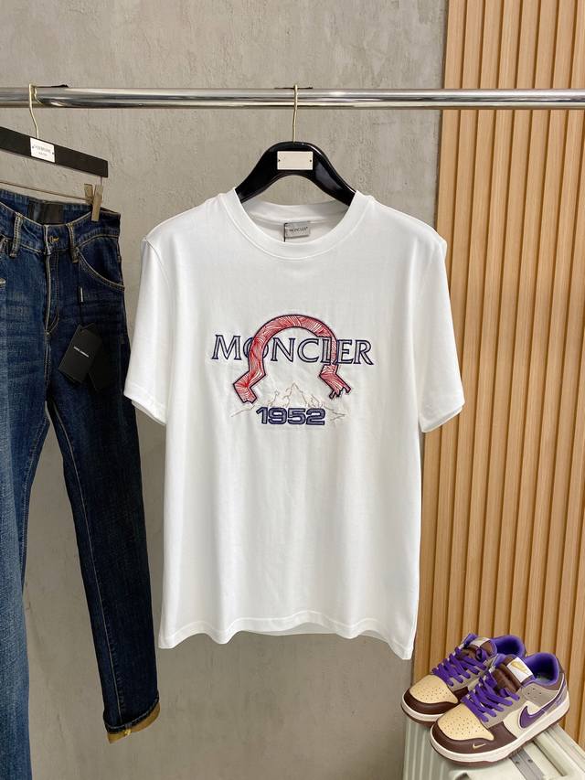 Mon# 2026春夏新款首发专柜最新款短袖圆领T恤 高端订制 设计前卫时尚！品牌Logo重工艺设计 高端定制230克面料.手感柔软.穿着舒适.专柜级别精致车线