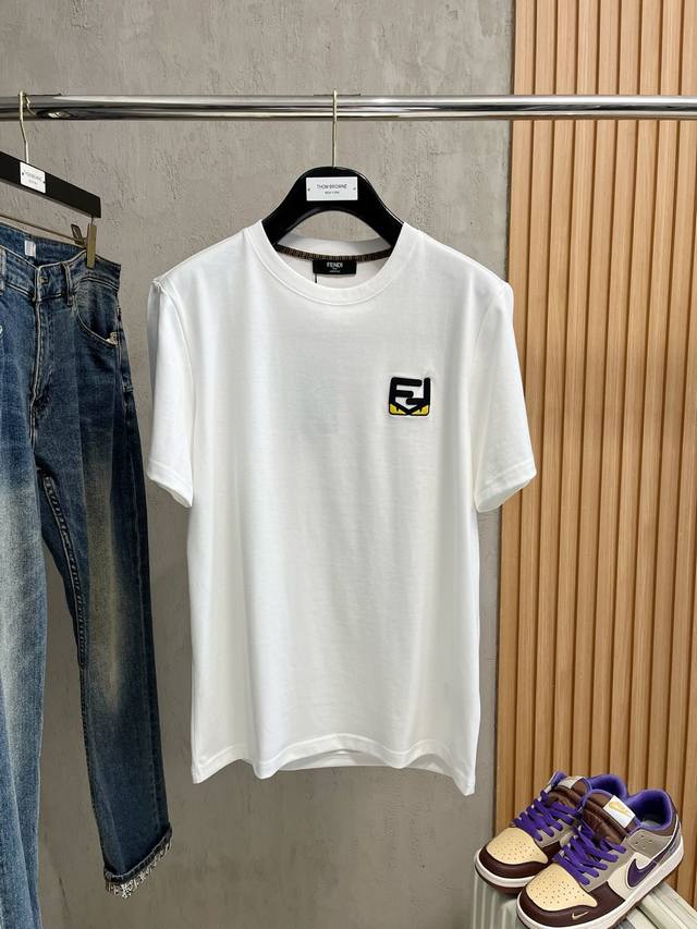 芬迪 重磅推荐！2026Ss夏装新品 专柜在售 最新系列图案Logo短袖T恤 必须人手一件的节奏！进口顶极精梳棉面料，极为亲肤舒适 摸上去非常的细腻，质感很好，