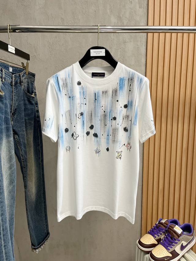 Lv 重磅推荐！2026Ss夏装新品 专柜在售 最新系列图案Logo短袖T恤 必须人手一件的节奏！进口顶极精梳棉面料，极为亲肤舒适 摸上去非常的细腻，质感很好，