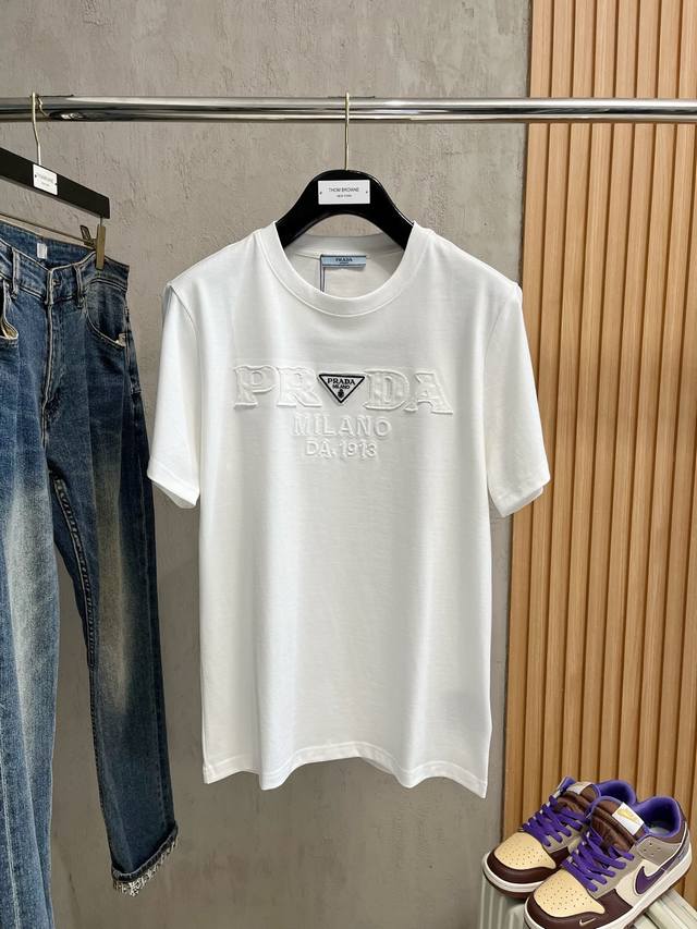 普拉达 重磅推荐！2026Ss夏装新品 专柜在售 最新系列图案Logo短袖T恤 必须人手一件的节奏！进口顶极精梳棉面料，极为亲肤舒适 摸上去非常的细腻，质感很好