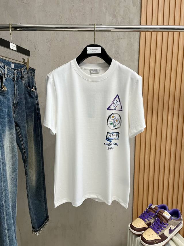 迪奥 重磅推荐！2026Ss夏装新品 专柜在售 最新系列图案Logo短袖T恤 必须人手一件的节奏！进口顶极精梳棉面料，极为亲肤舒适 摸上去非常的细腻，质感很好，