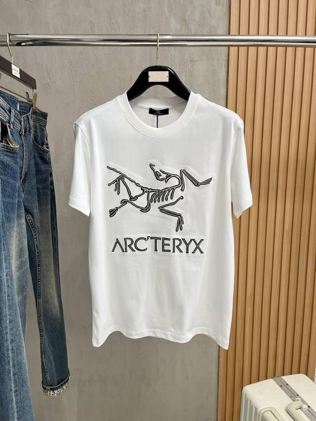 Arc始祖鸟 2026春夏新款首发专柜最新款短袖圆领T恤 高端订制 设计前卫时尚！品牌Logo刺绣重工艺设计 金色线点缀 高端定制纯棉面料.手感柔软.穿着舒适.