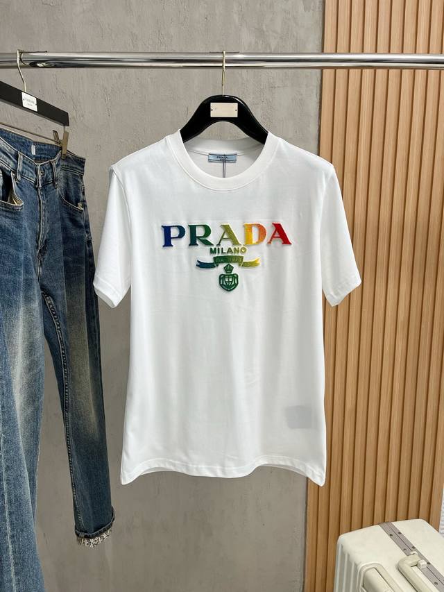 prada普拉达 2026春夏新款首发专柜最新款短袖圆领T恤 高端订制 设计前卫时尚！品牌Logo牙刷绣重工艺设计 高端定制纯棉面料.手感柔软.穿着舒适.专柜级