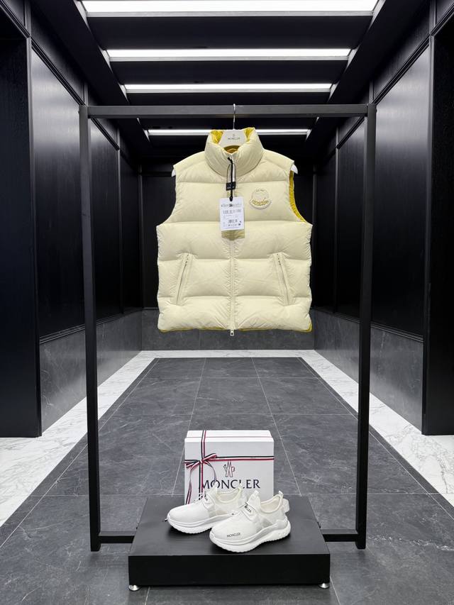 特级羽绒Moncler Lipsi羽绒马甲 特级鹅绒版本 .撞色拼接设计.填充超级饱满. 原版购入开发，区分全网一切看图打版的低端版本. 特级鹅绒填充原厂替换面