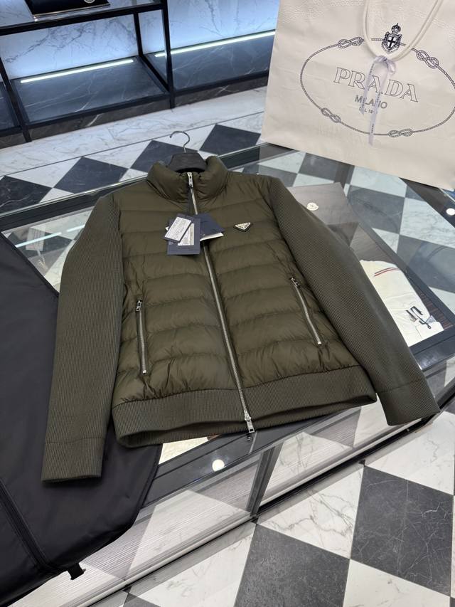 prada经典针织拼接羽绒外套.加厚针织.双层内里.针织袖内衬科技棉羽填充.后幅针织内里鹅绒填充.更多细节实拍.