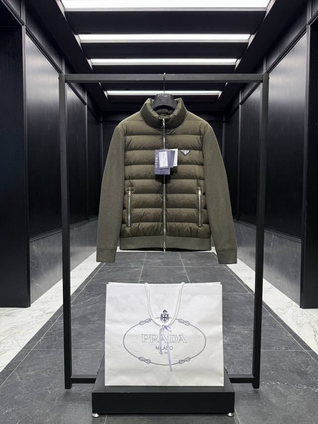 特级羽绒prada经典针织拼接羽绒外套.软尼龙面料.上身更佳轻便舒适.特级鹅绒填充.填充超级饱满.全套原厂配套五金. 爆款强烈推荐,此款针织羽绒填充量更高,羊毛