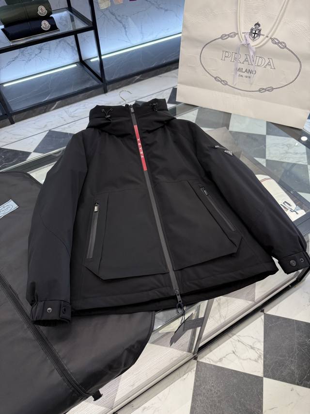 prada经典红标压胶门襟轻商务羽绒外套.鹅绒填充.更多细节实拍.