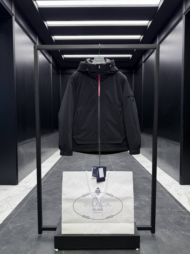 特级羽绒prada经典红标压胶门襟轻商务羽绒外套.采用95欧规鹅颈绒填充.外面料采用三防Gore-Tex面料. 特级鹅绒填充.双重锁绒工艺.轻商务款玩的就是工整