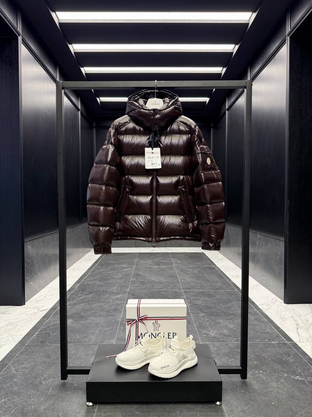 涨价！ 特级羽绒Moncler Maya经典短款羽绒服夹克外套. 限定深棕色 巧克力色 ，市面唯一对版颜色，特级鹅绒填充. 出厂标配全套柜台礼盒包装.升级原版磁