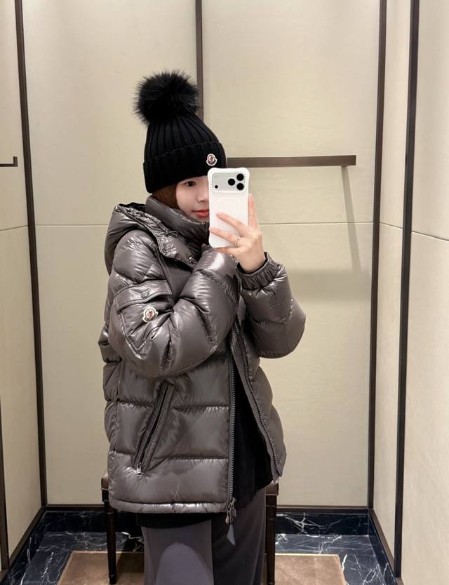 调价格p 上身效果｜Moncler Maya短款连帽男士羽绒服夹克外套.年度最佳配色,限定灰色.上身感受吧,这个配色太高级了.